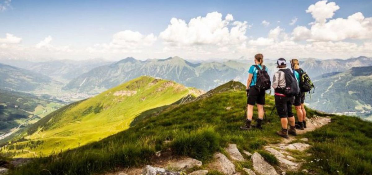 Drei Wanderer mit Panoramablick über das Gasteinertal