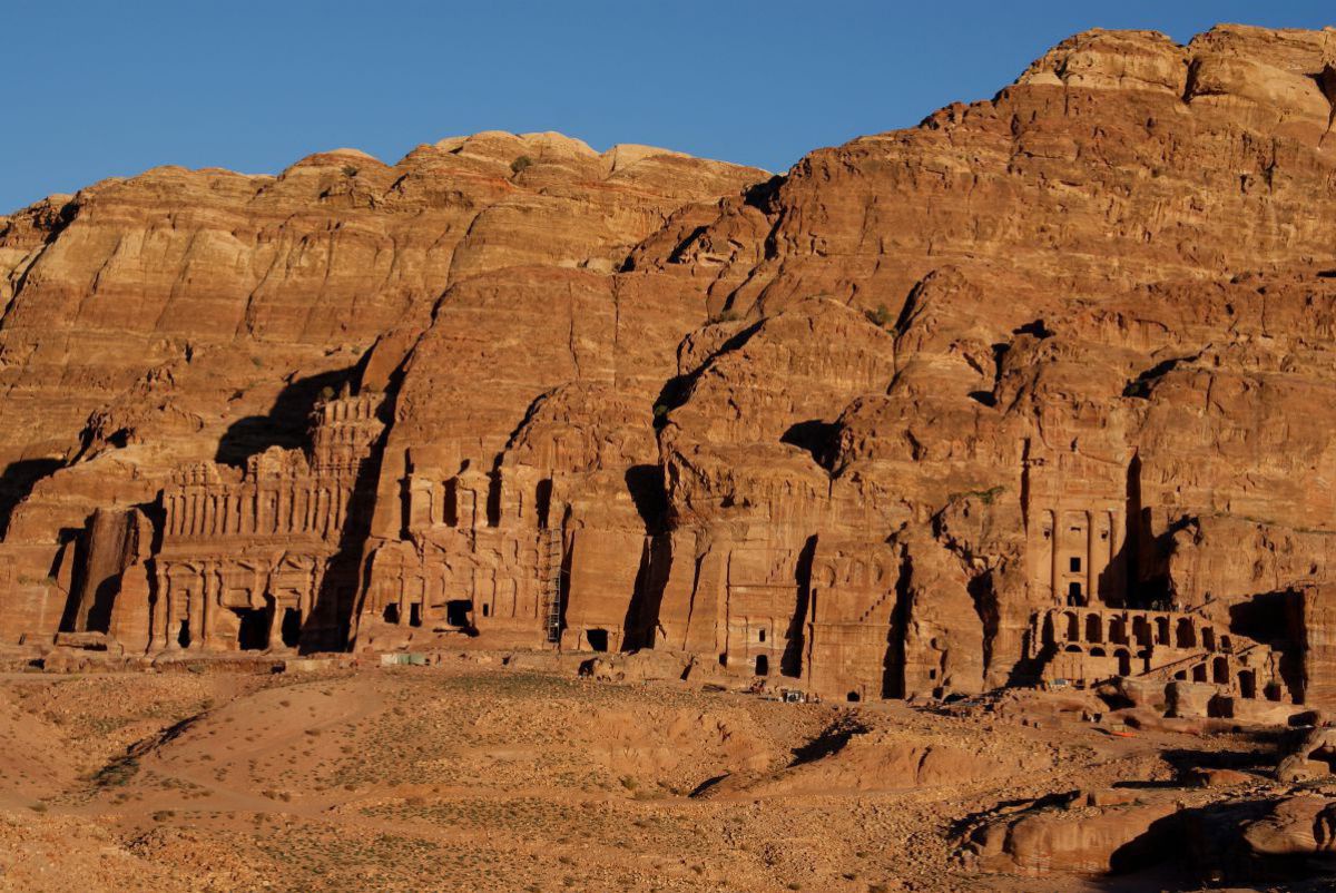 Felsfassade Königswand in der Stadt Petra.