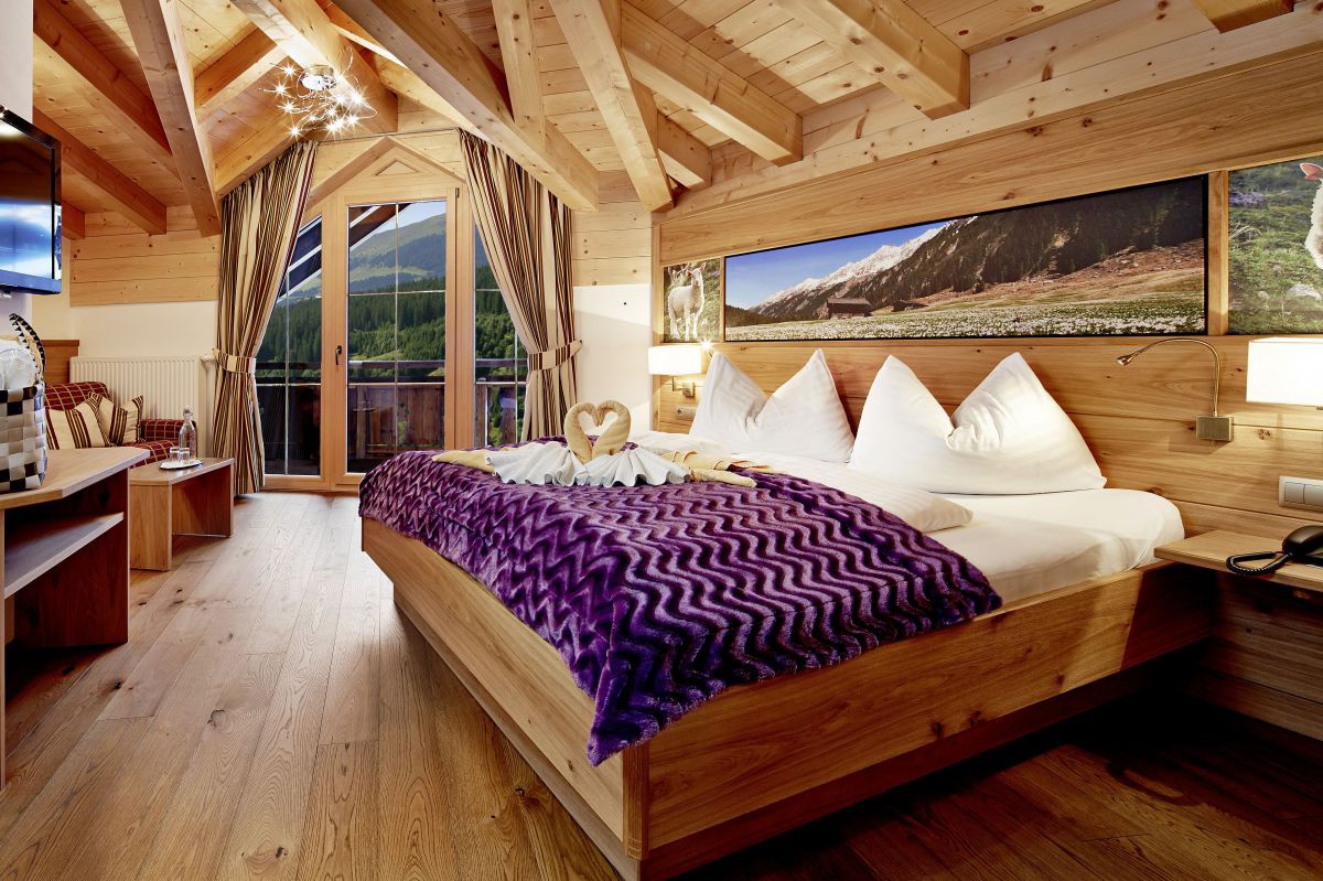 Zimmer mit viel Holz.