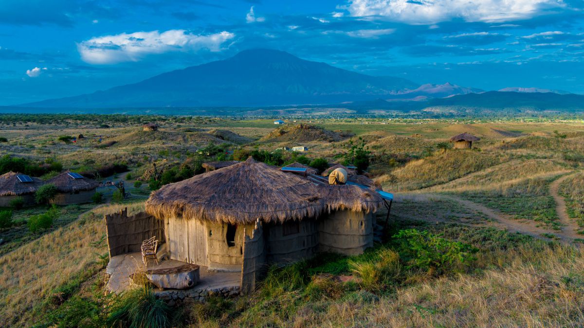 Typische afrikanische runde Hütte aus Lehm und mit Stroh gedeckt.odge
