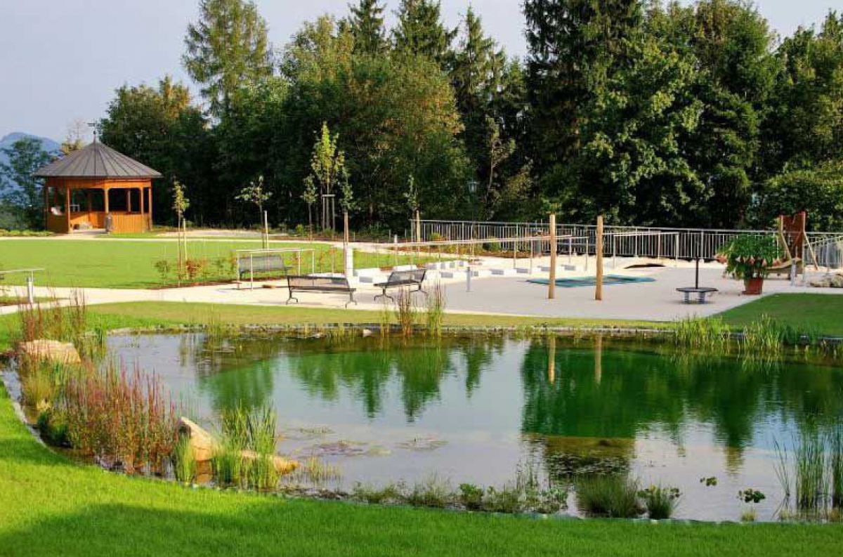 Schwimmteich und Kneippgarten mit Stationen