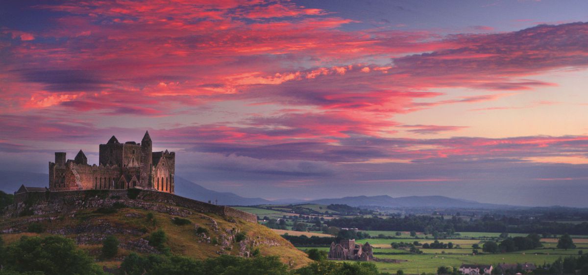 Rock of Cashel - eine Burg auf einem Hügel im Abendrot