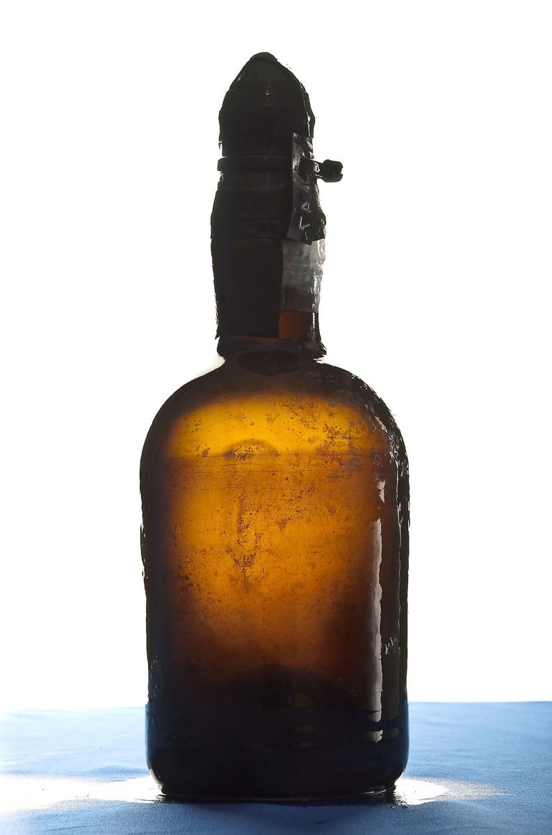 Eine uralt aussehende Bierflasche.