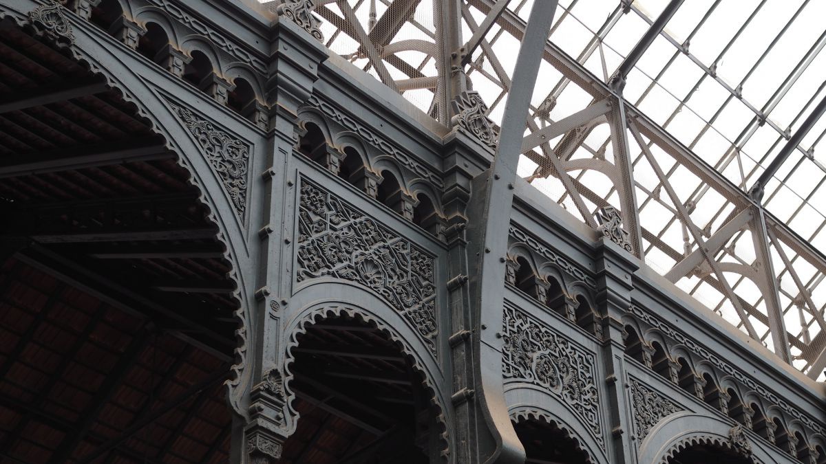 Die aufwändig in kunstvollen Bögen konstruierte Stahlkonstruktion trägt das Dach der Markthalle Atarazanas.
