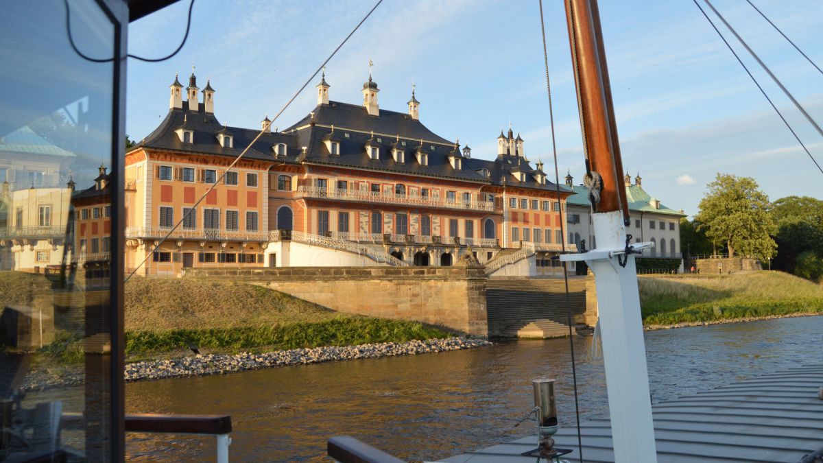 Schloss Pillnitz direkt an der Elbe vom Schiff aus fotografiert.