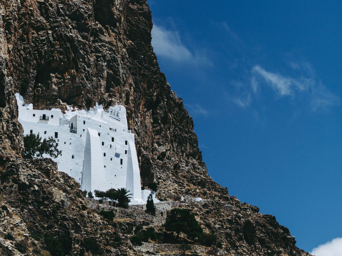Weiße würfelförmig in den Fels gebaute Häuser auf der Kykladeninsel Amorgos in Griechenland.