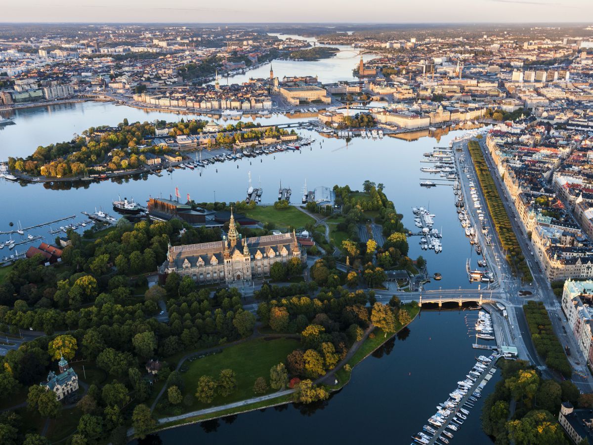 Stockholm aus der Vogelperspektive: Hier sieht man, dass die Stadt von breiten Wasserstraßen durchzogen ist.