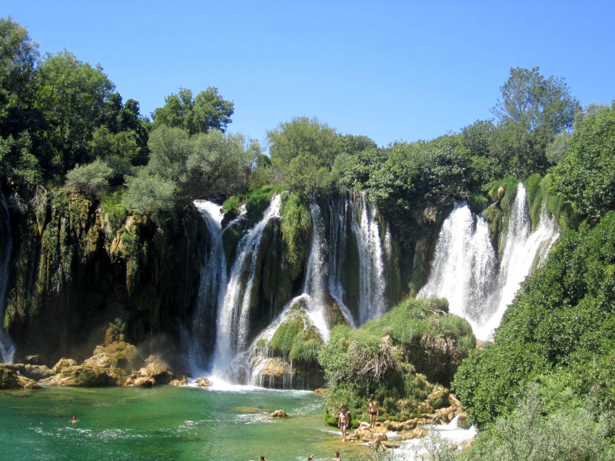 Die Kravice-Wasserfälle ergießen sich aus 26 Metern Höhe in einen türkisfarbenen See.