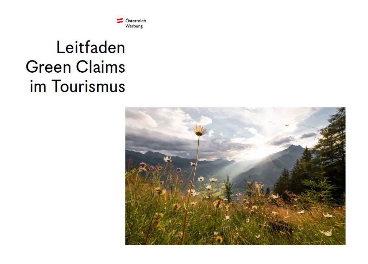 Coverbild der Broschüre, am Foto ist ein Sonnenuntergang hinter Bergen, im Vordergrund eine blühende Almwiese.