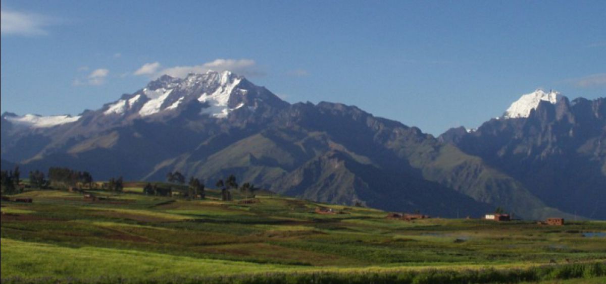 Auf der Hochebene zwischen Cusco und Maras mit Blick auf die Gletscher Chicon (Mitte) und Cancha Cancha (re) auf der anderen Seite des „Heiligen Tales“