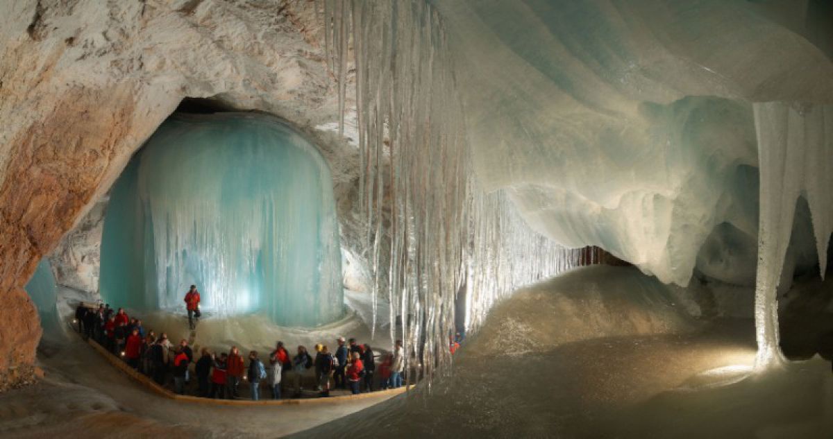 Gruppe von Besuchern in einer Eishalle in der Höhle
