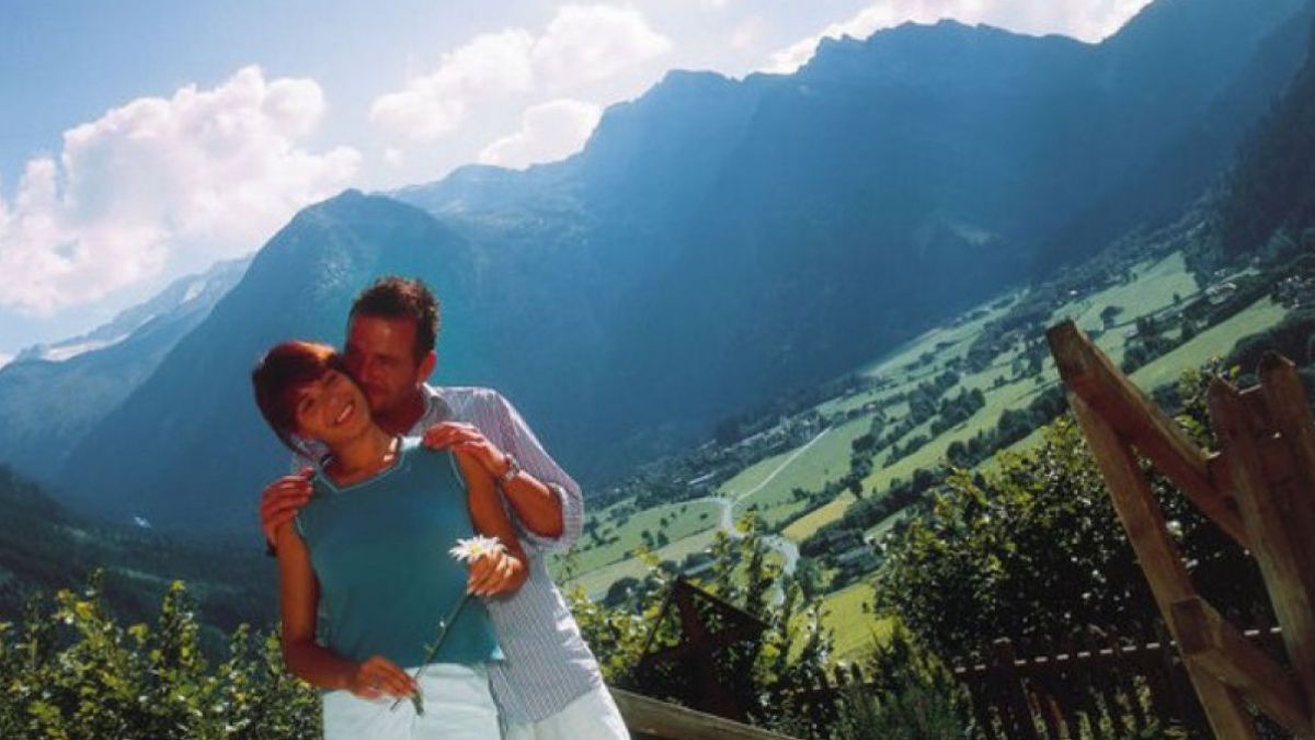 Romantisches Paar vor der Zillertaler Bergkulisse.