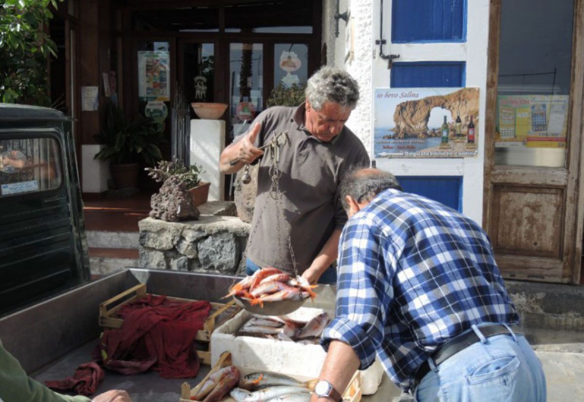 Fischhändler in Malfa auf Salina