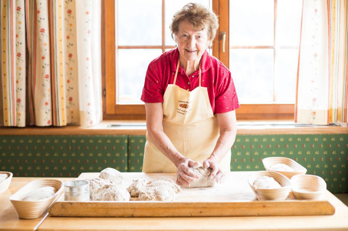 Rosa Lanner zeigt, wie knuspriges Brot gebacken wird.