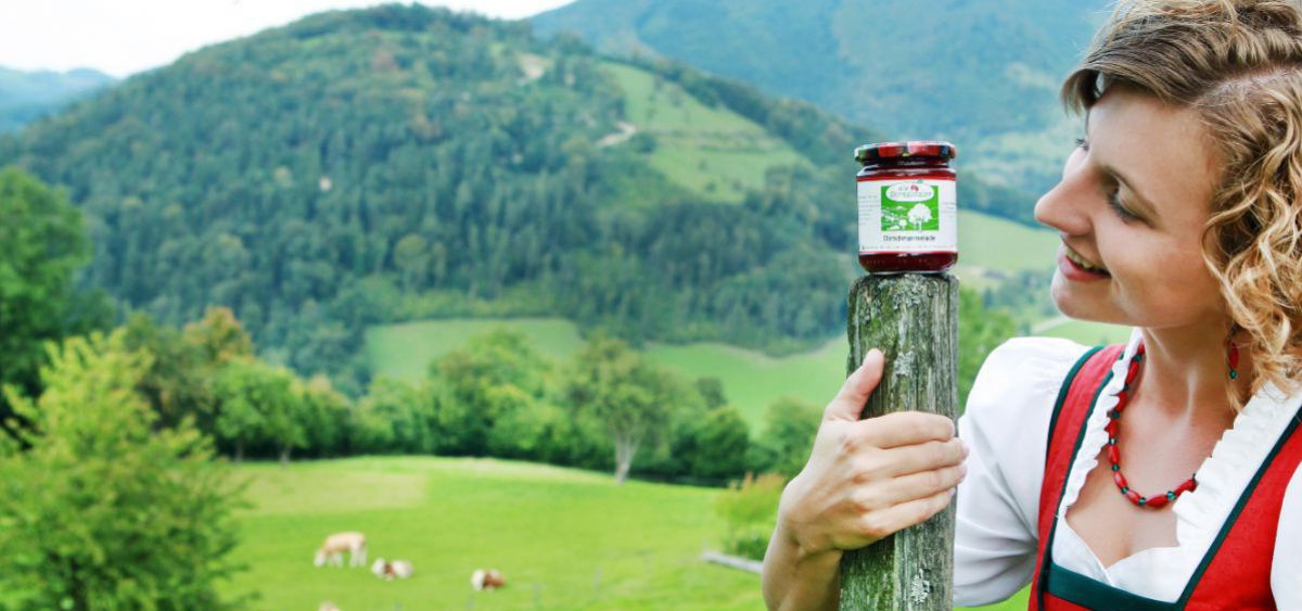 Dirndl im Dirndl mit Dirndlmarmelade im Dirndltal.