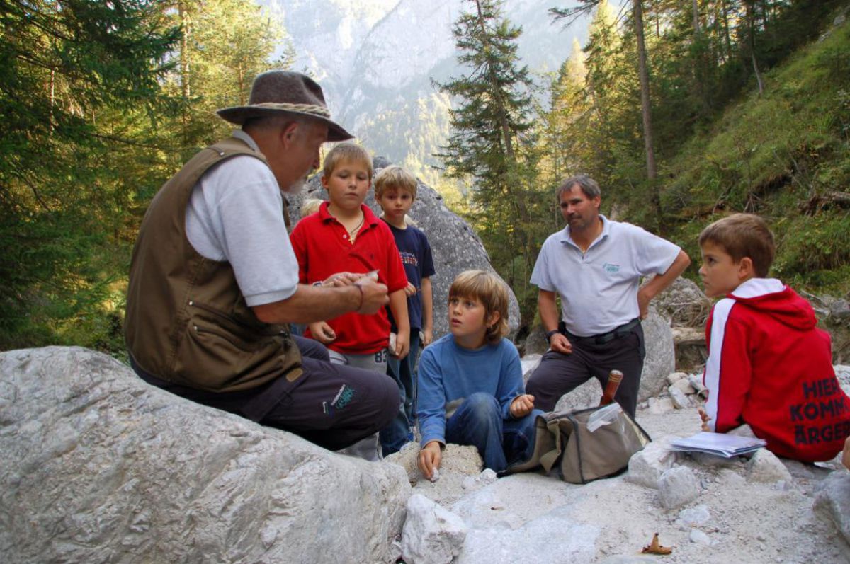 Nationalparkführer mit Gruppevon Kindern