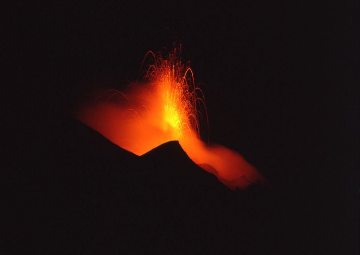 Der Stromboli spuckt glühend rote Lava in den Nachthimmel.
