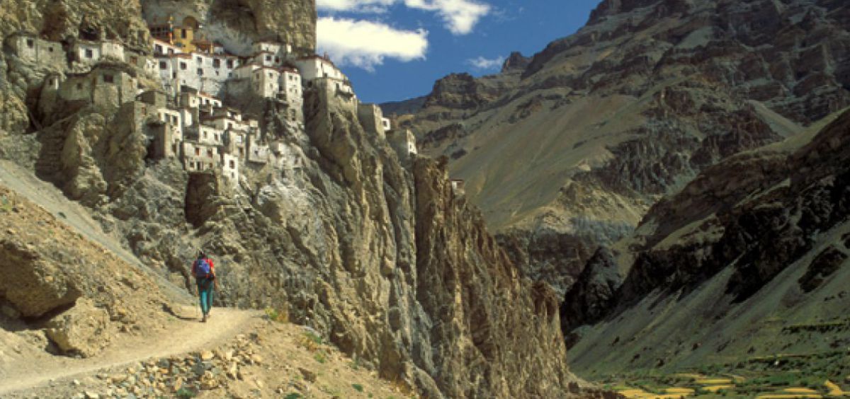Zanskar: Häuser an den Fels gebaut, eine Oasen im Hochgebirge.