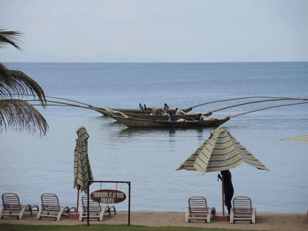 Fischerboote vor dem Strandbad am Kivu-See.