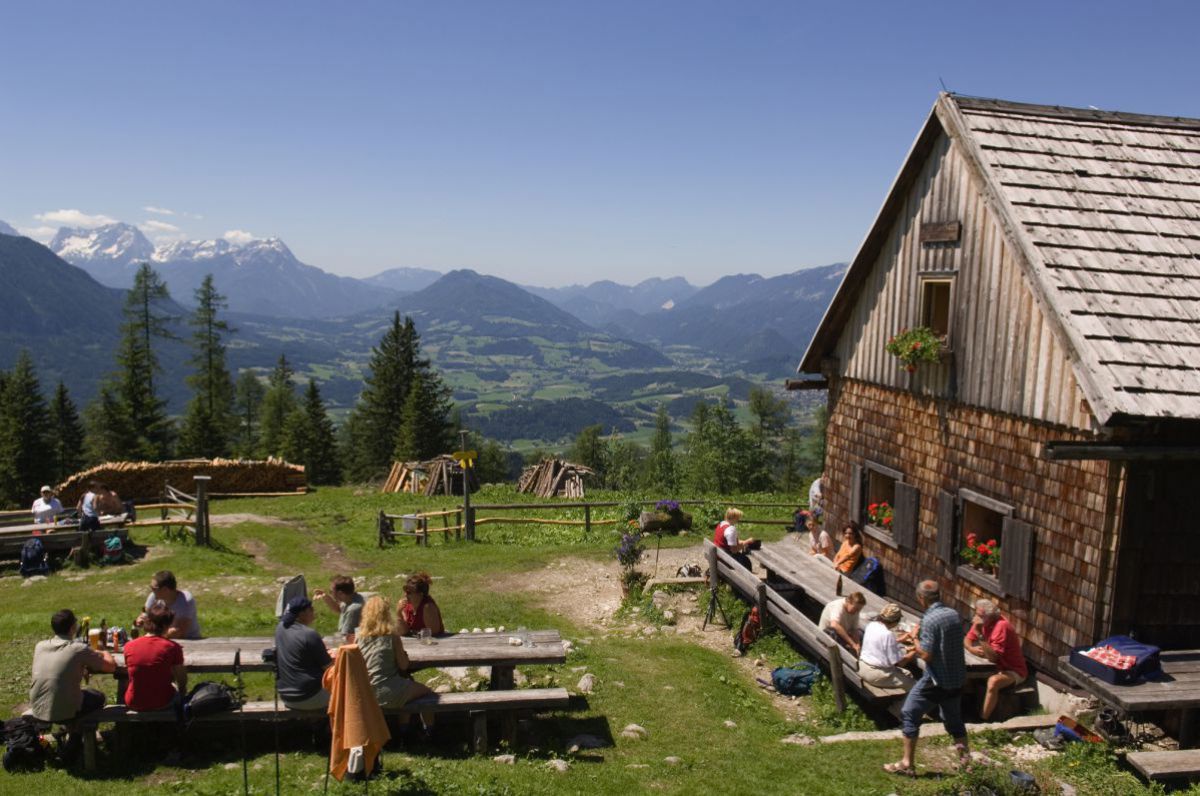 Die Gowilalm am Fuße des Kleinen Pyhrgas bietet einen atemberaubenden Blick auf das Windischgarstnertal und die umliegende Bergwelt.