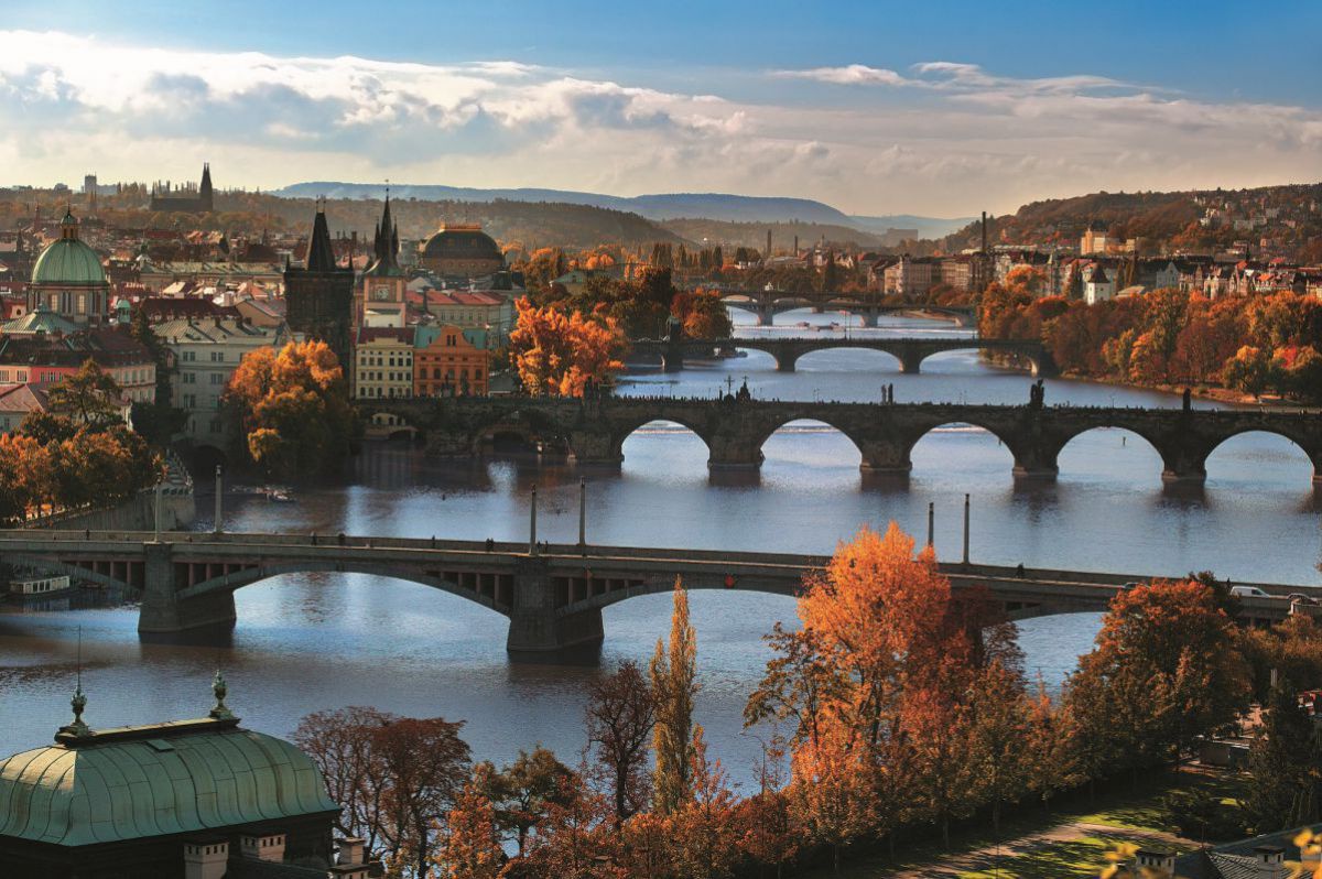 30 Brücken überspannen die Moldau in Prag