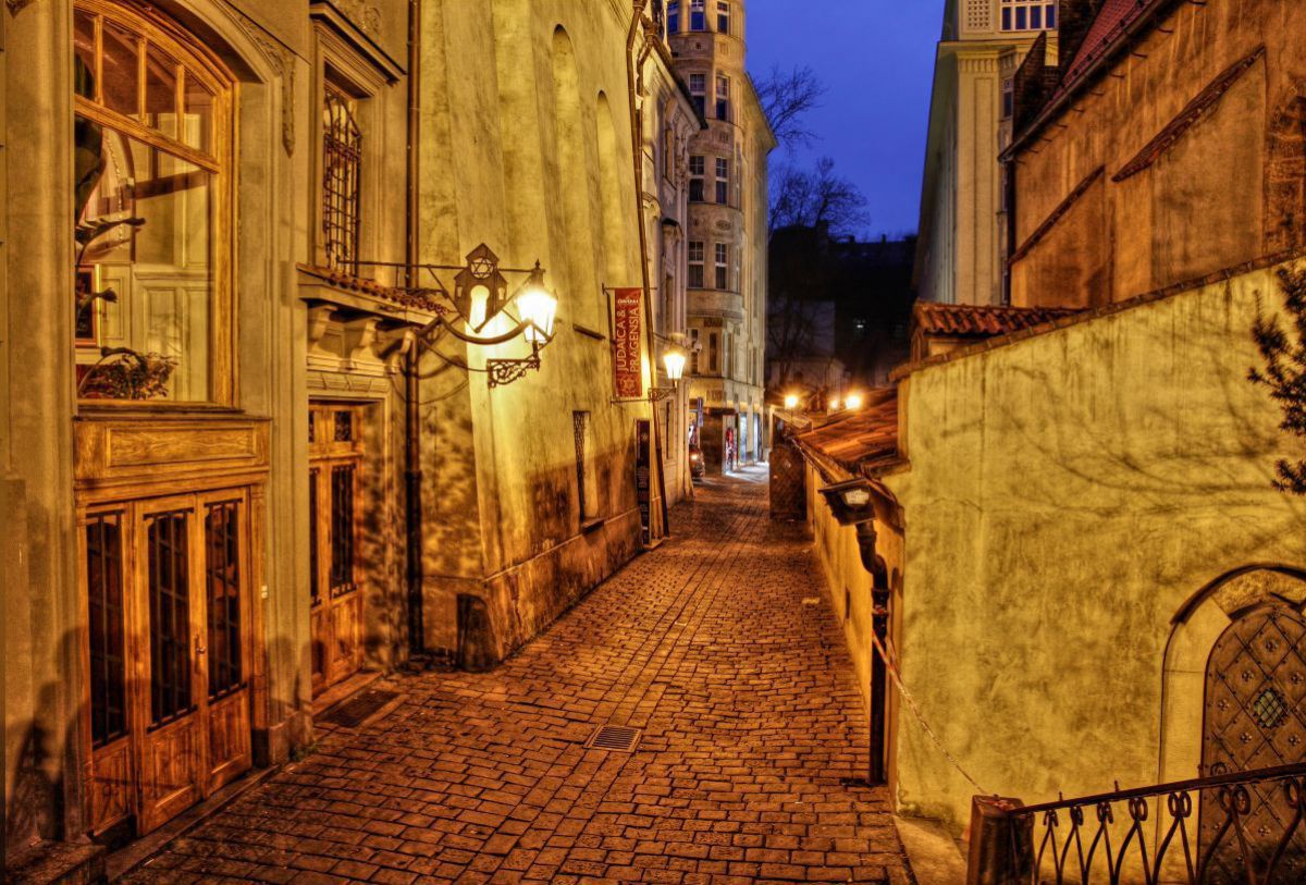 Enge Gasse in der Altstadt von Prag in der Nacht.