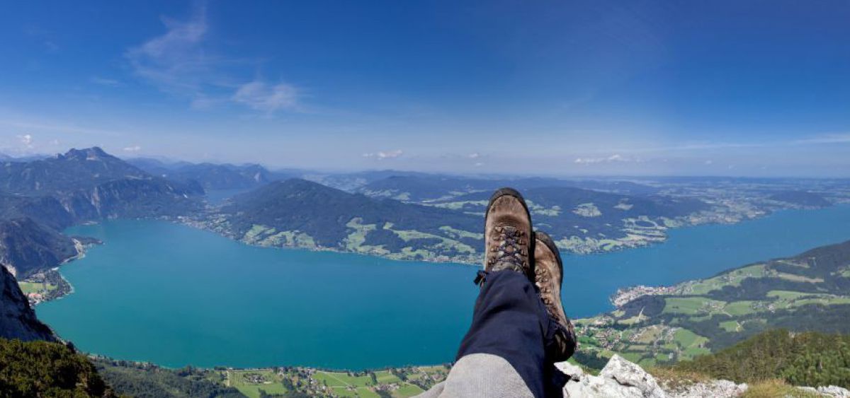 Panoramablick auf den Attersee.