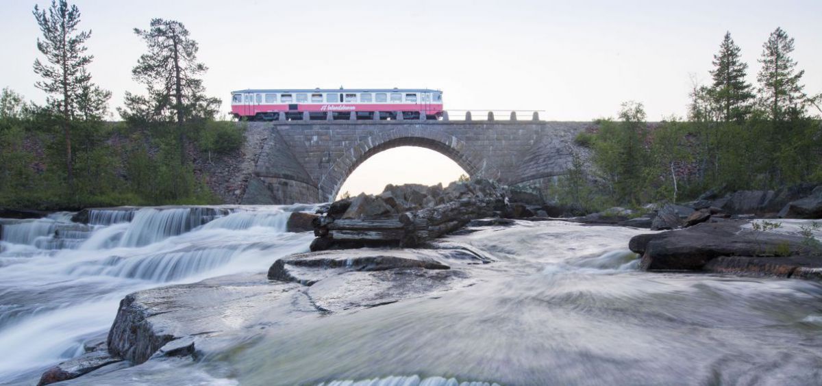 Garnitur der Inlandsbanan auf einer Brücke