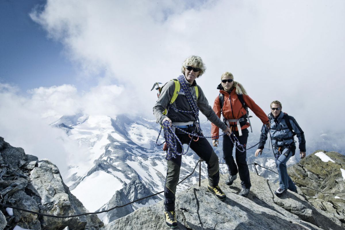 Drei Bergsteiger auf dem Weg zum Gipfel