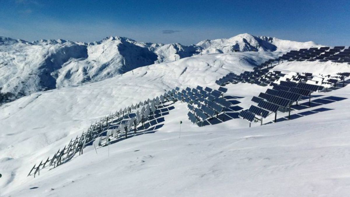 PV Module am Berghang im Schnee