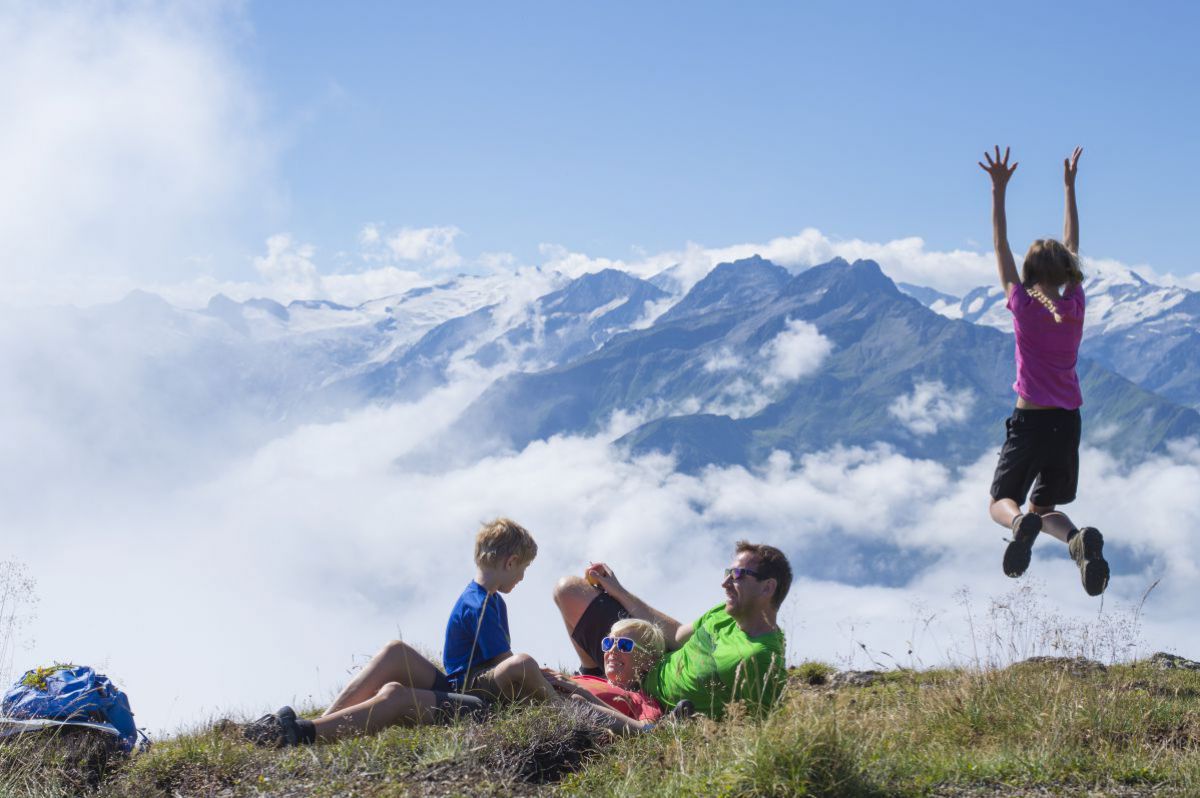 Wanderer-Familie bei der Rast mit herrlicher Aussicht.