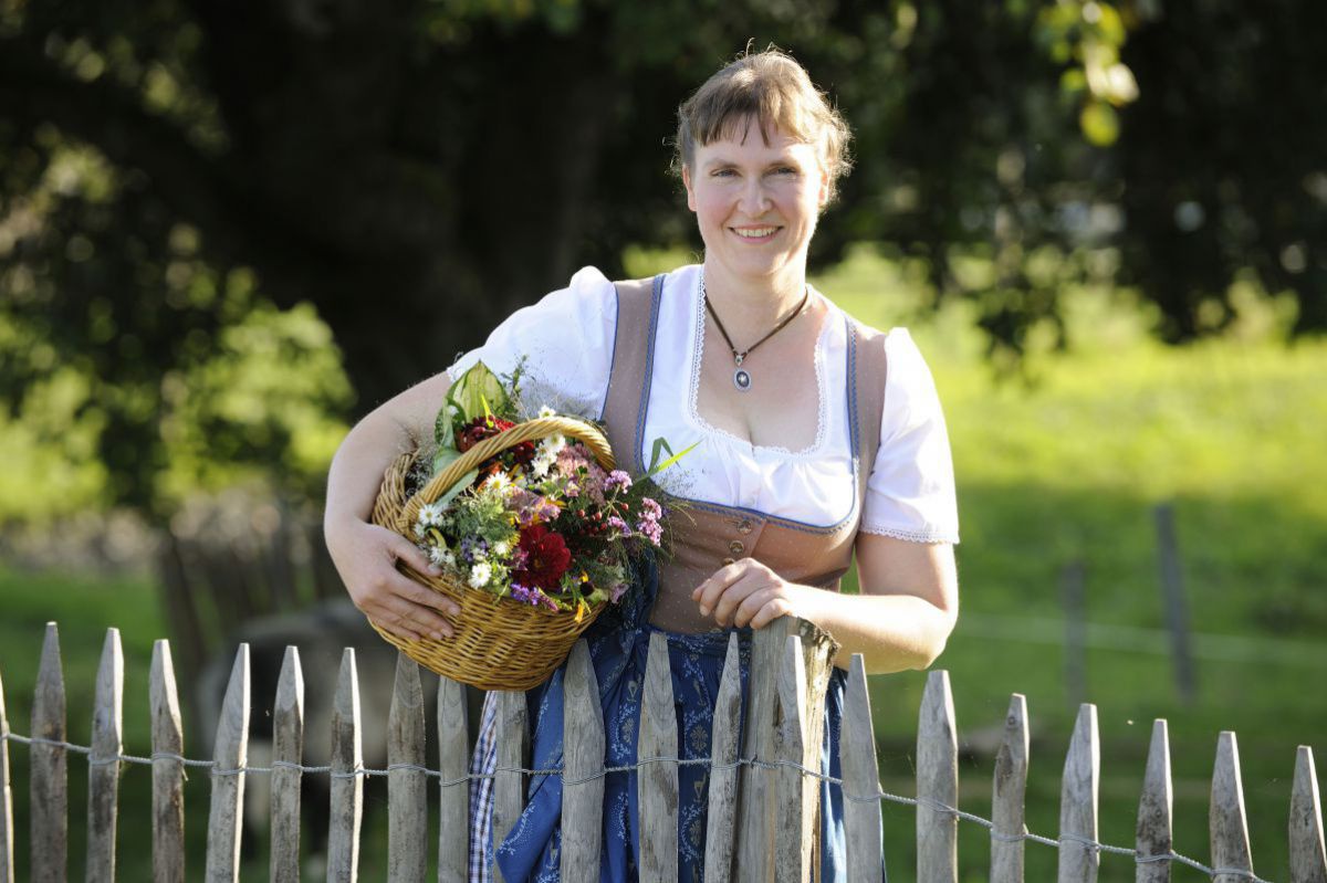 Evi Reiter mit einem Korb voll Kräuter