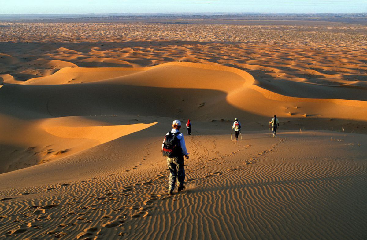 Wanderer in den Dünen der Sahara-Wüste.