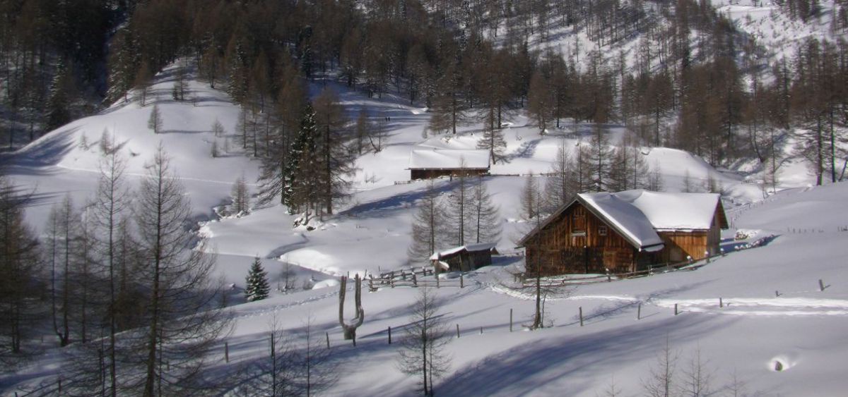 Hütte in tief verschneiter Landschaft