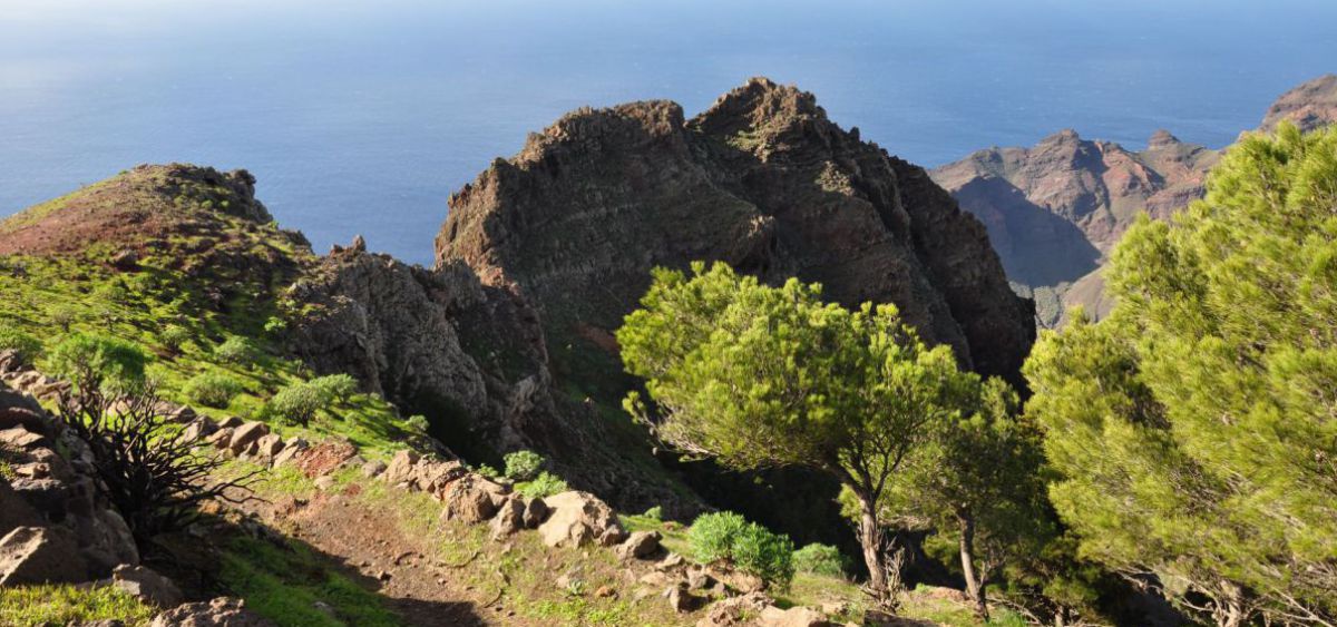 Blick von der Insel über Schroffe Felsen zum Meer