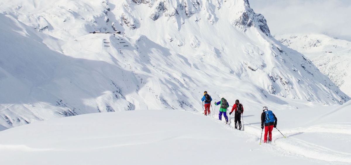 4 Tourengeher im tiefen Schnee