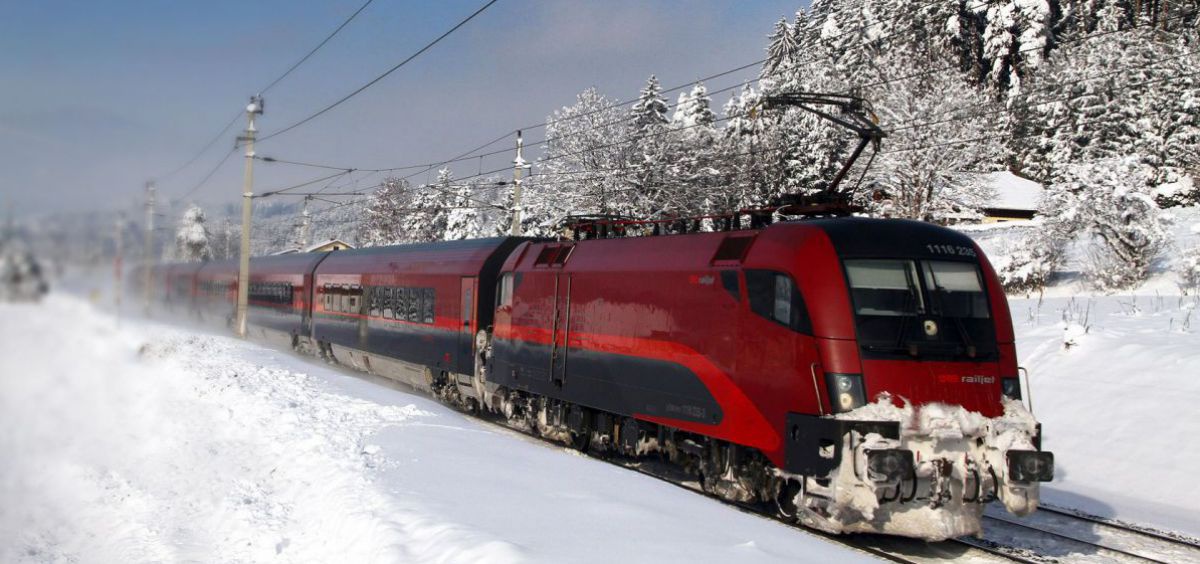 Zug in Winterlandschaft