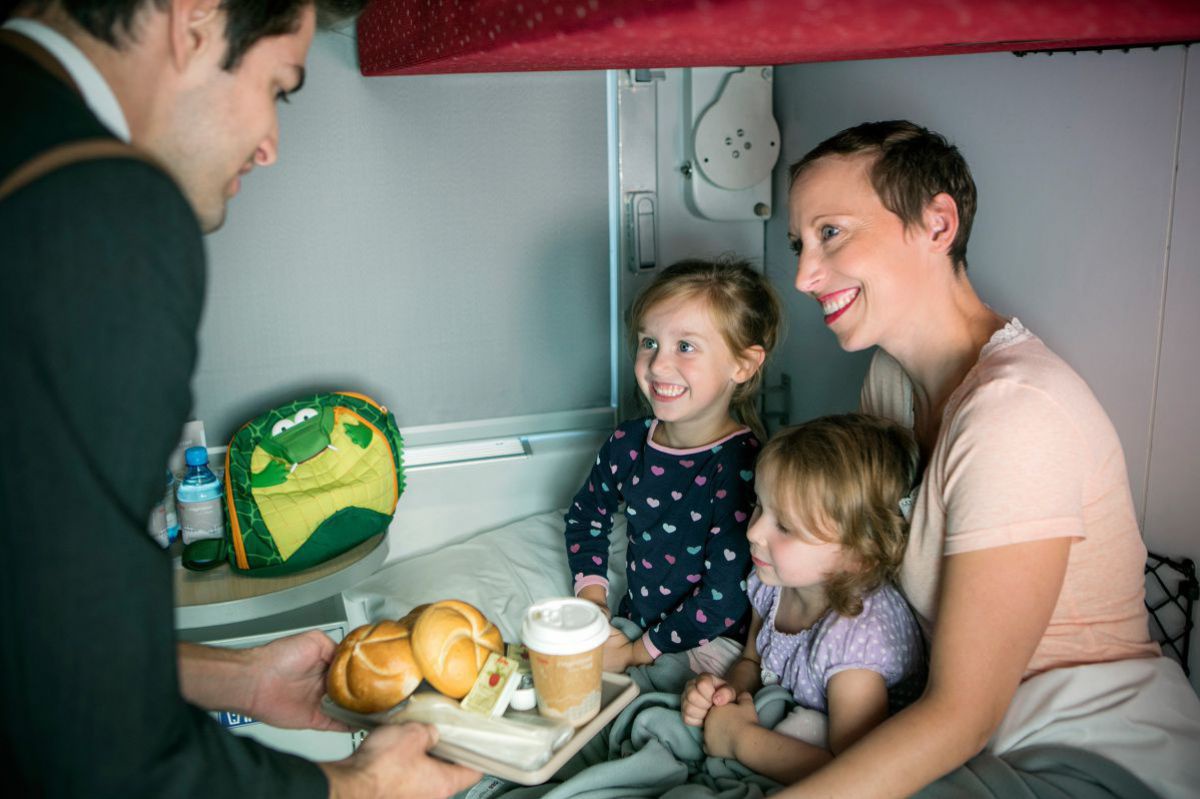 Familie mit 2 Kindern im Nightjet Abteil