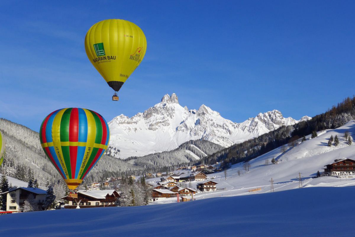 2 Heißluftballone in Winterlandschaft