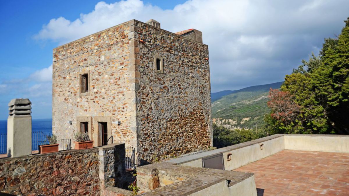 Der steinerne Turm Torre delle cannelle.