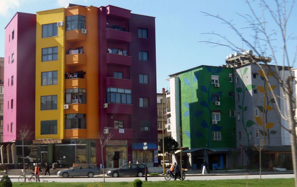 Bunte Häuser in Tirana.
