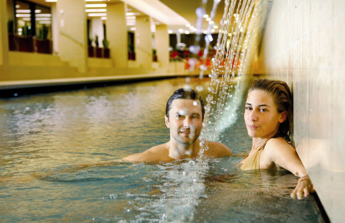 Paar im Thermalbad