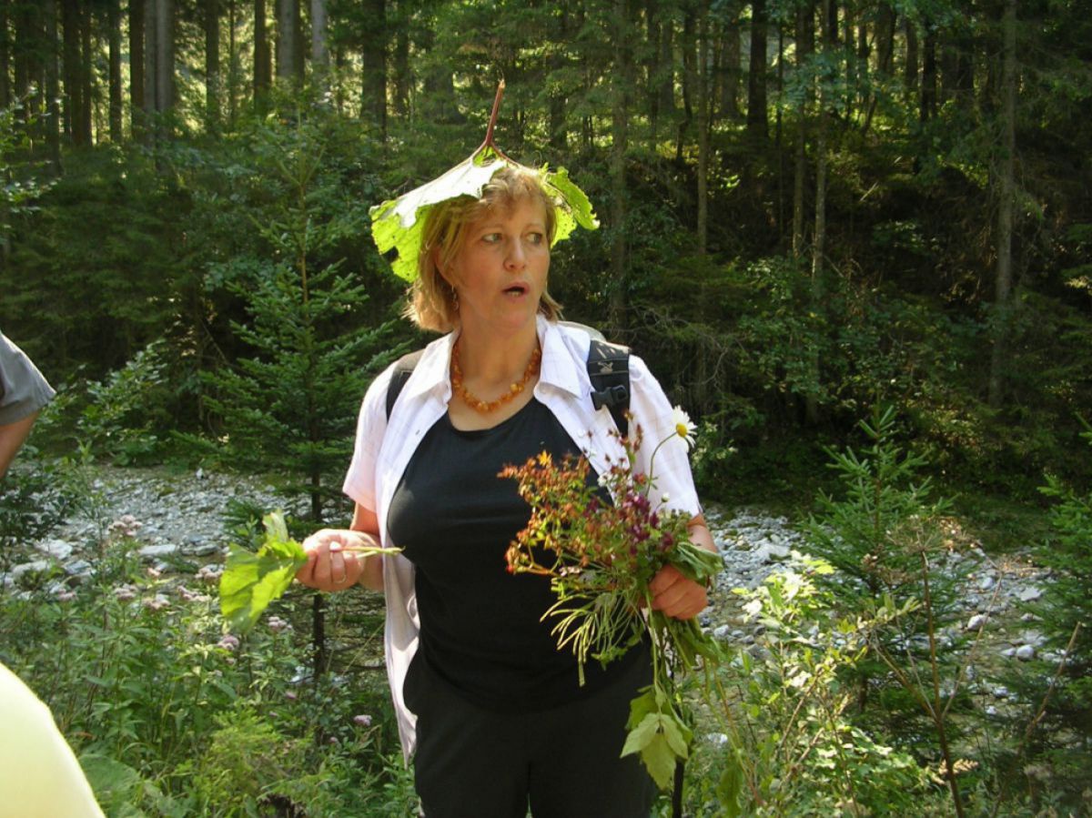 Naturpark Führerin erklärt diverse Pflanzen.