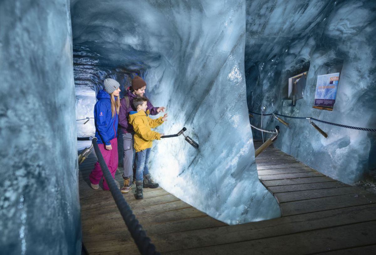 3 Personen in der Eisgrotte.