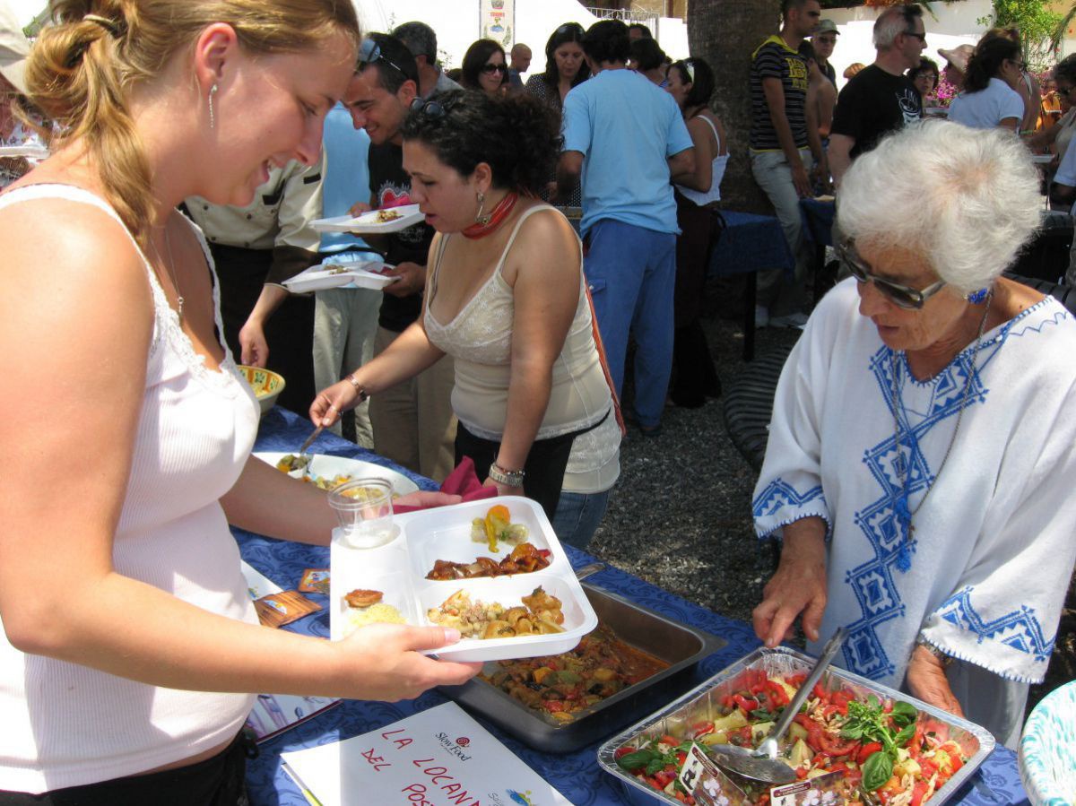 Frau bedient sich am Buffet .