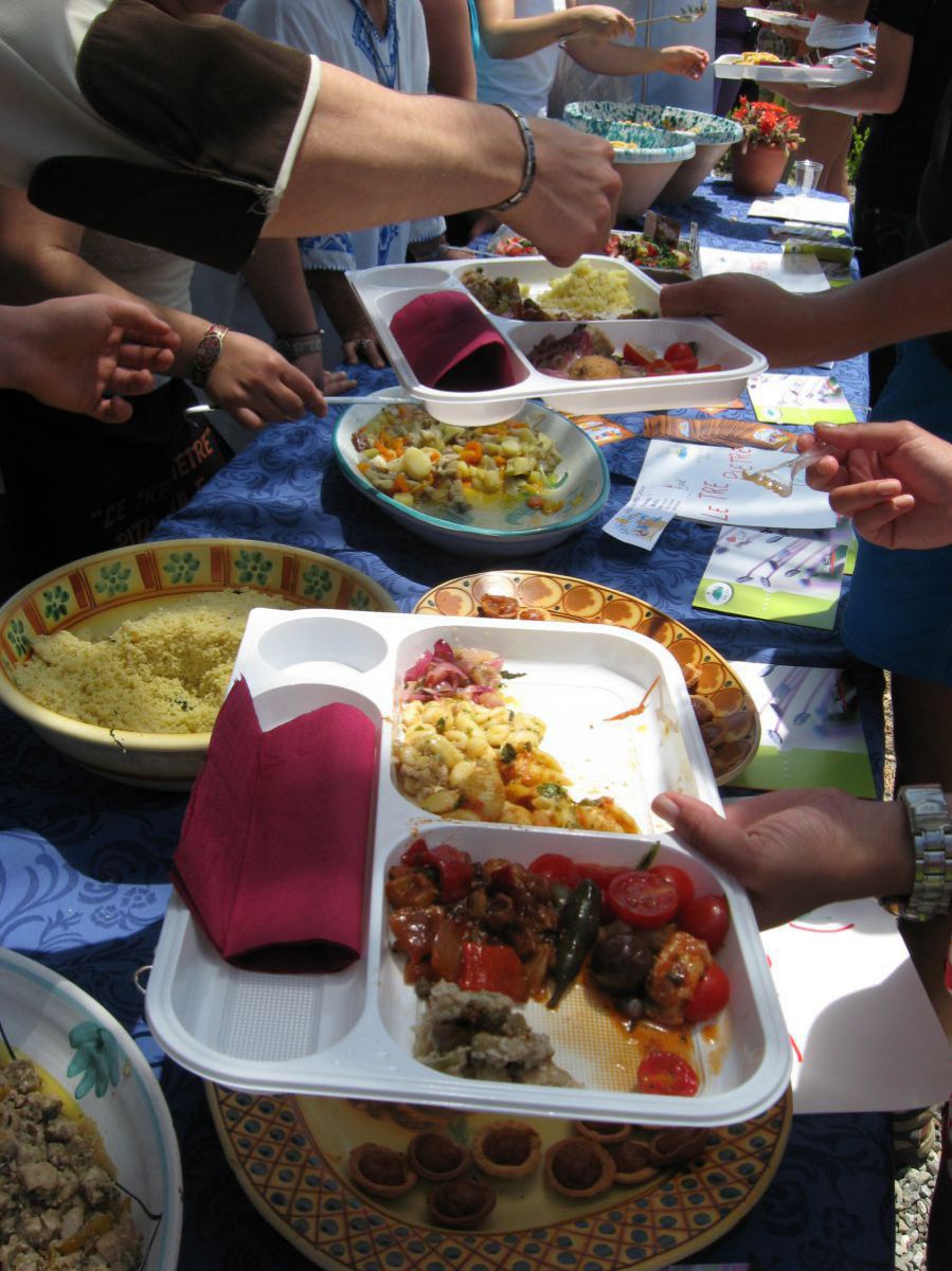 Tafel mit verschiedenen Gerichten.