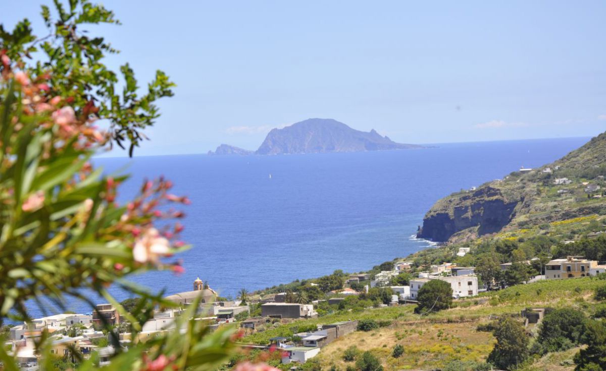 Blick von Salina auf Panarea.