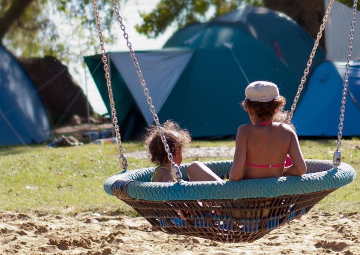 2 Kinder auf Schaukel am Campingplatz