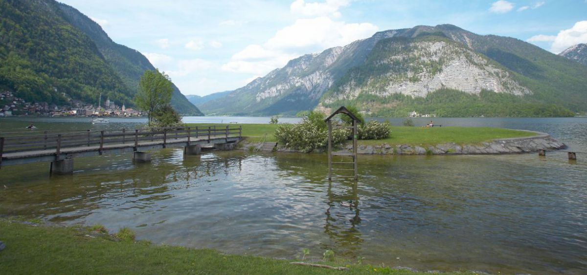 Badeinsel am Hallstaetter See.