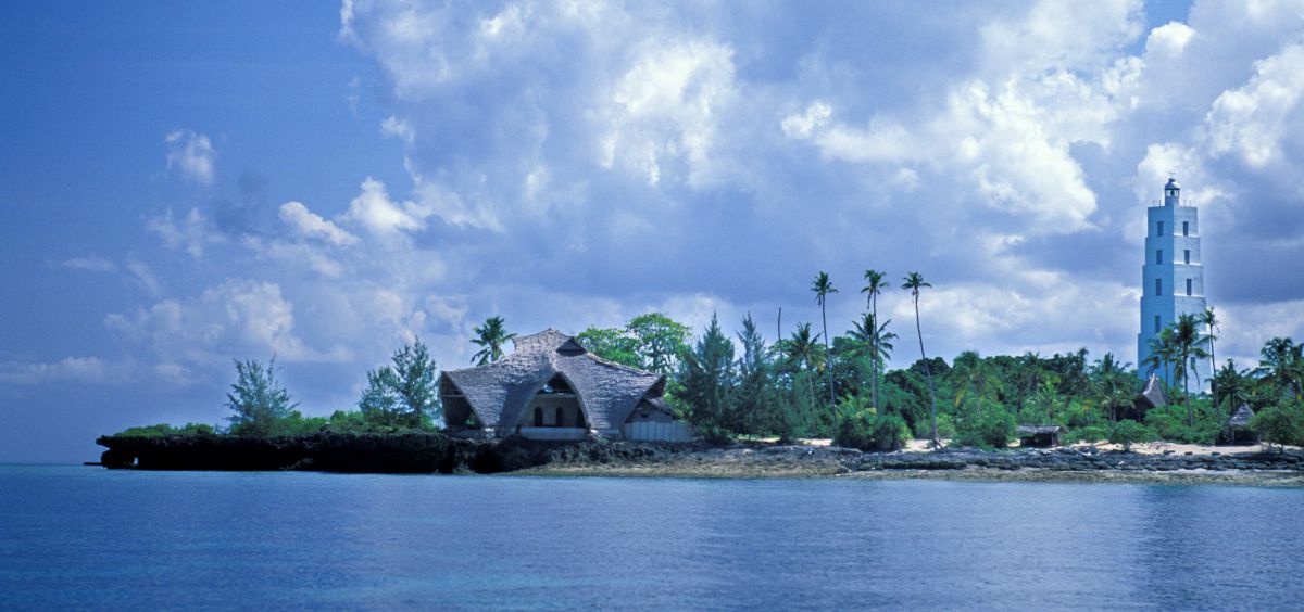 Chumbe Island. Flache Insel mit Hütten und Leuchtturm.